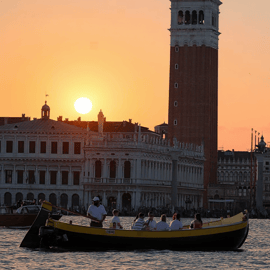 Venezia: Crociera al tramonto con una tipica barca veneziana
