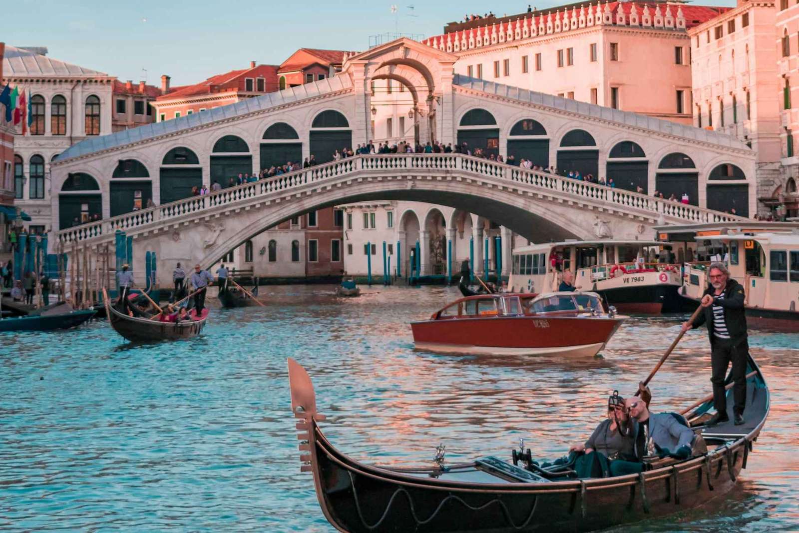 Venezia: tour privato in gondola tra i canali e il vetro di Murano