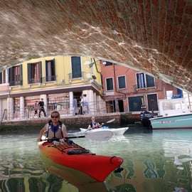 Venezia: tour in kayak delle gemme nascoste dei canali con guida certificata