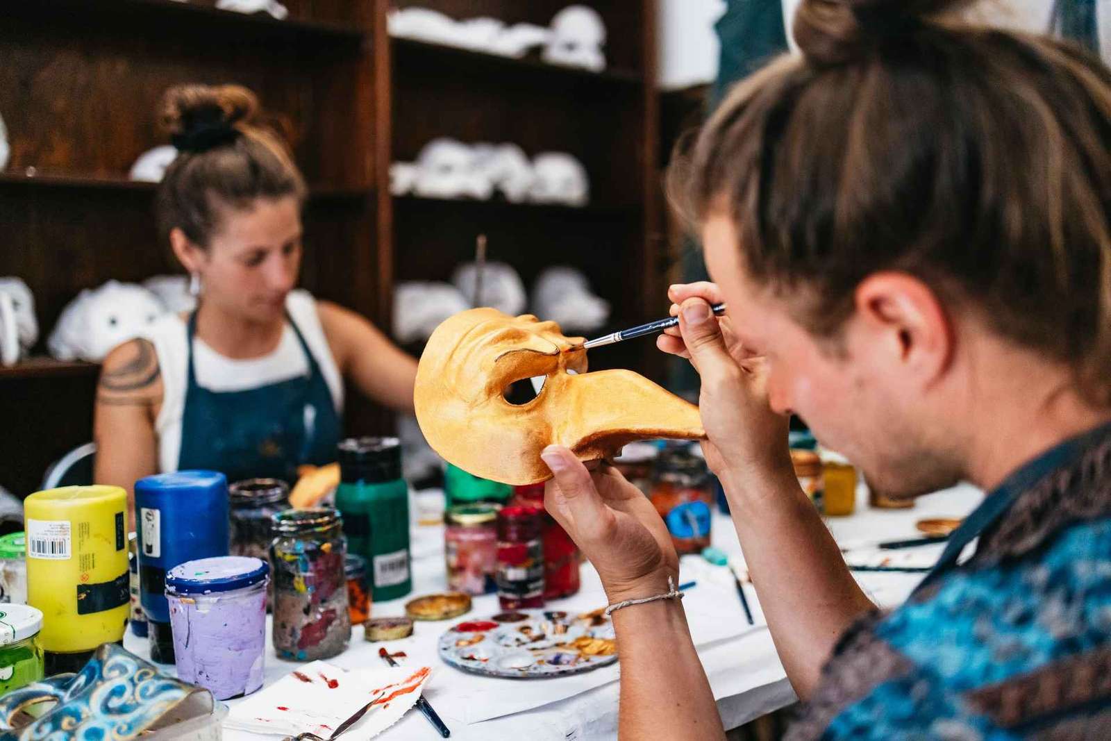 Venezia: laboratorio di pittura di maschere veneziane