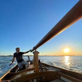Crociera al tramonto nella laguna di Venezia in barca di legno