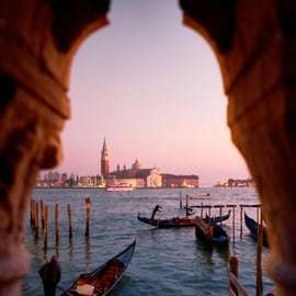 Venezia: tour privato in gondola tra i canali e il vetro di Murano