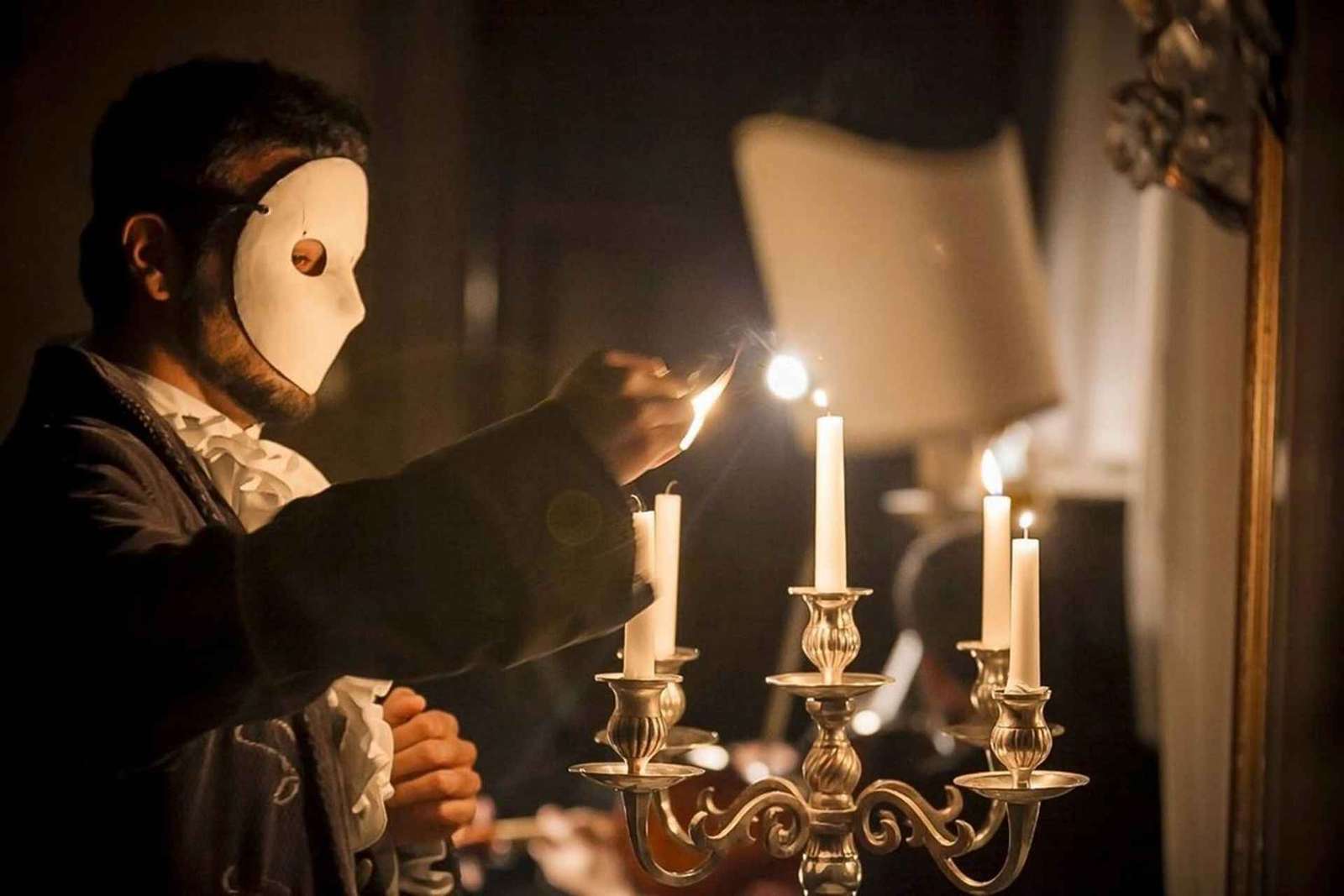 Venezia: Opera itinerante in un palazzo storico sul Canal Grande