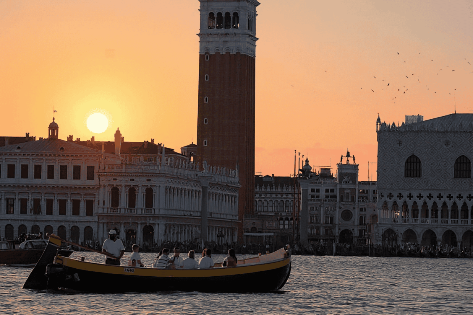 Venezia: Crociera al tramonto con una tipica barca veneziana