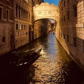 Giro in gondola privato con champagne a Venezia