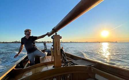 Crociera al tramonto nella laguna di Venezia in barca di legno
