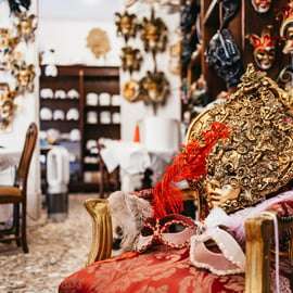 Venezia: laboratorio di pittura di maschere veneziane