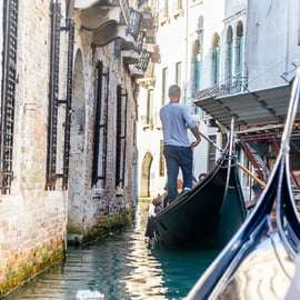 Giro in gondola a Venezia tra i canali di San Marco