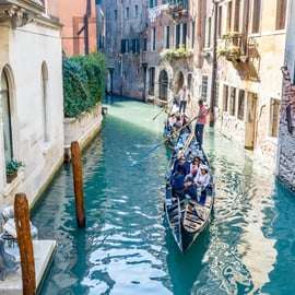 Giro in gondola a Venezia tra i canali di San Marco