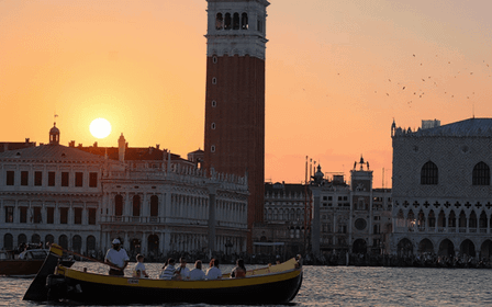 Venezia: Crociera al tramonto con una tipica barca veneziana