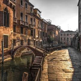 Gondola semi-privata a Venezia sotto il Ponte dei Sospiri