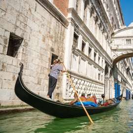Venezia: Gondola condivisa attraverso un ponte dei sospiri mozzafiato
