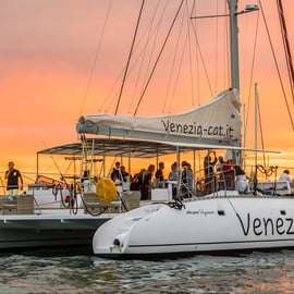 Venezia: Crociera jazz al tramonto in catamarano con aperitivo