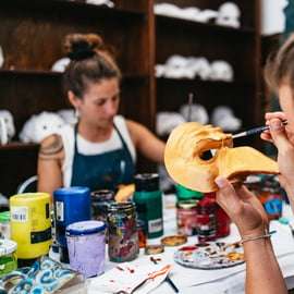Venezia: laboratorio di pittura di maschere veneziane