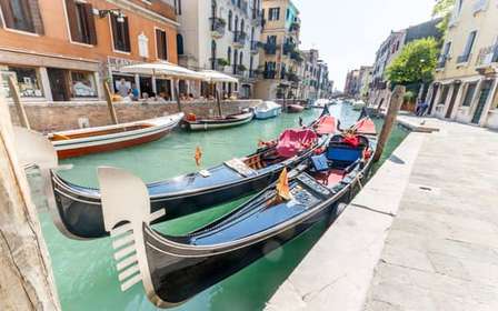 Giro in gondola a Venezia tra i canali di San Marco
