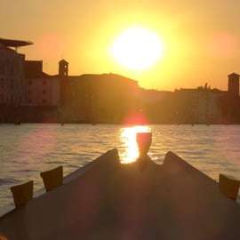 Venezia: Crociera al tramonto con una tipica barca veneziana