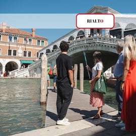 Venezia: Tour guidato a piedi nel Medioevo e visita alla Galleria Storica