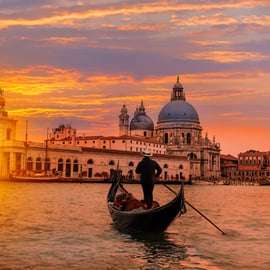 Gondola semi-privata a Venezia sotto il Ponte dei Sospiri