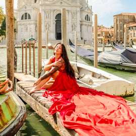Servizio fotografico con abito volante a Venezia