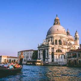 VENEZIA: Giro in Gondola con Guida locale