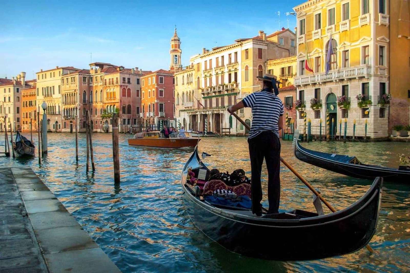 Venezia: giro in gondola privato di 30 minuti sul Canal Grande