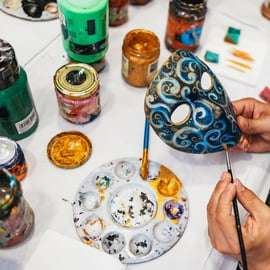 Venezia: laboratorio di pittura di maschere veneziane