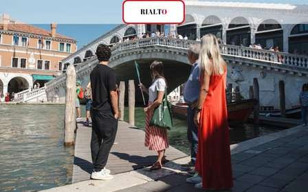 Venezia: Tour guidato a piedi nel Medioevo e visita alla Galleria Storica