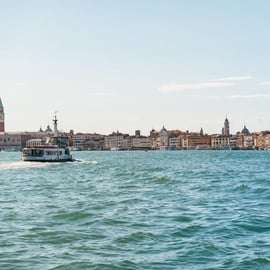 Venezia: crociera in catamarano sulla laguna con musica e bevande