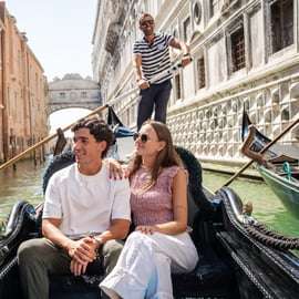 Venezia: Gondola condivisa attraverso un ponte dei sospiri mozzafiato