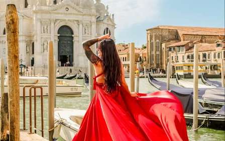 Servizio fotografico con abito volante a Venezia