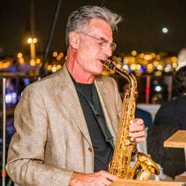Venezia: Crociera jazz al tramonto in catamarano con aperitivo