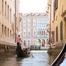 Giro in gondola a Venezia con commento e Galleria della Gondola