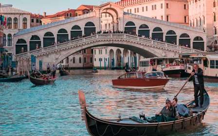 Venezia: tour privato in gondola tra i canali e il vetro di Murano