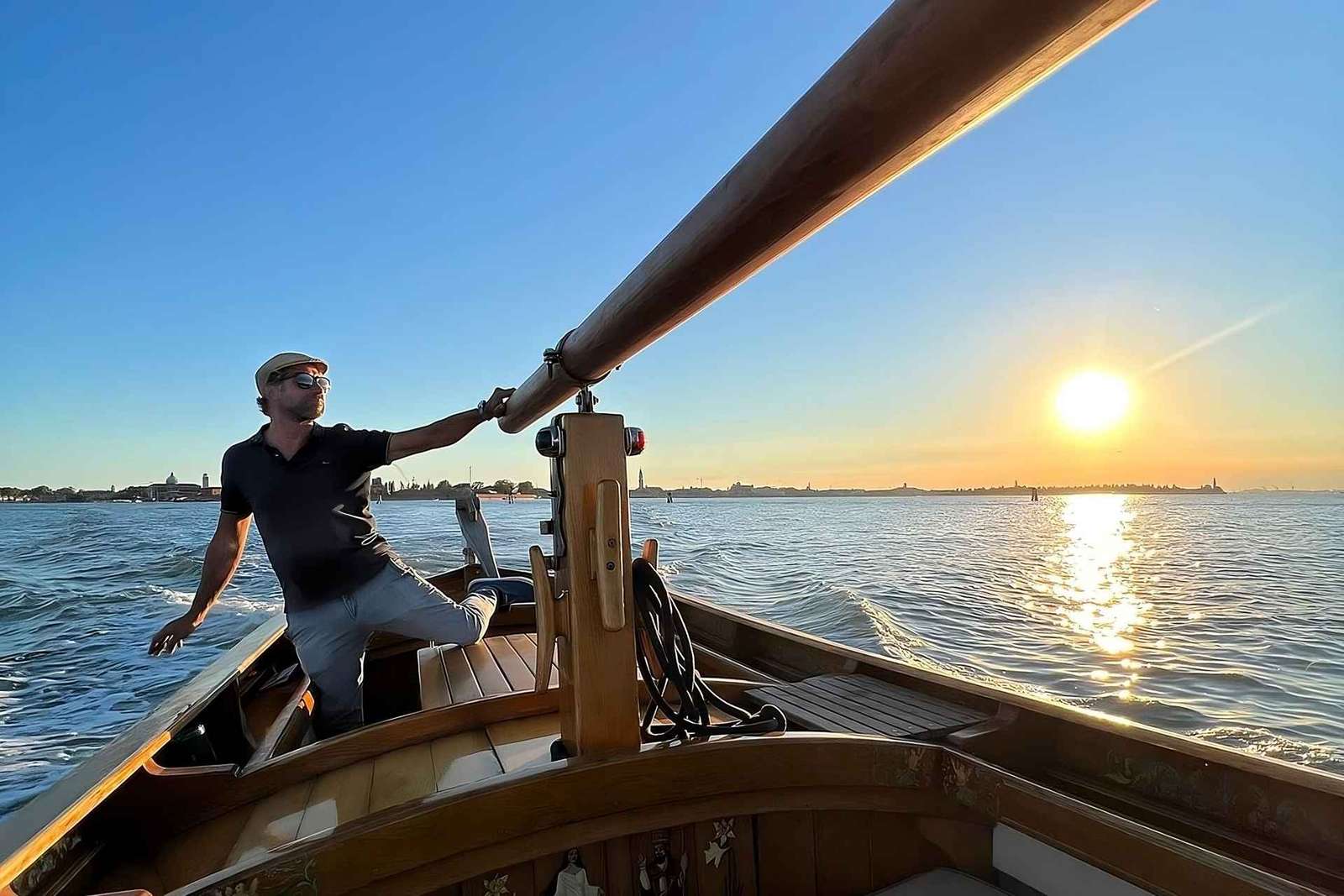 Crociera al tramonto nella laguna di Venezia in barca di legno