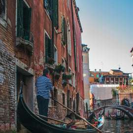 Giro in gondola privato con champagne a Venezia