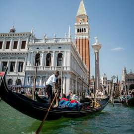 Venezia: tour privato in gondola tra i canali e il vetro di Murano