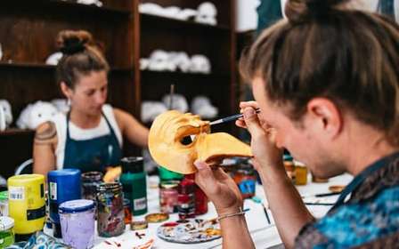 Venezia: laboratorio di pittura di maschere veneziane