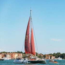 Venezia: crociera in catamarano sulla laguna con musica e bevande