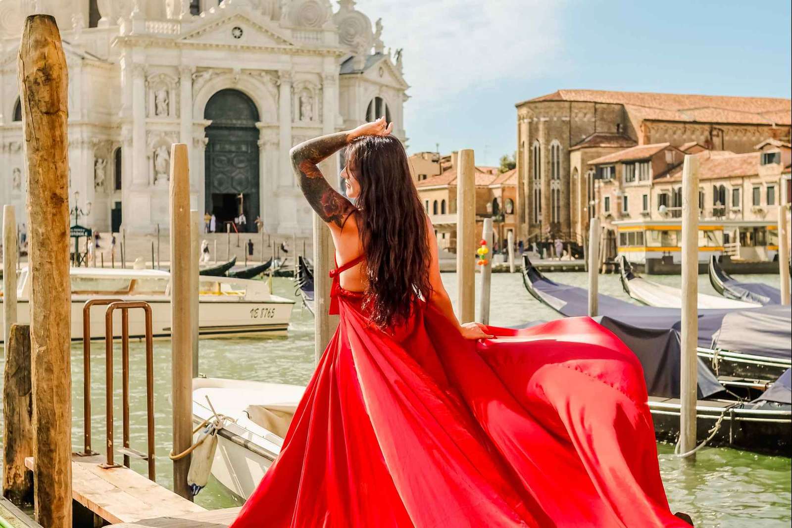 Servizio fotografico con abito volante a Venezia