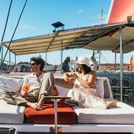Venezia: crociera in catamarano sulla laguna con musica e bevande