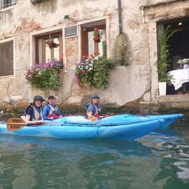 Venezia: tour in kayak delle gemme nascoste dei canali con guida certificata