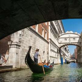 Venezia: Gondola condivisa attraverso un ponte dei sospiri mozzafiato