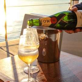 Venezia: Crociera jazz al tramonto in catamarano con aperitivo