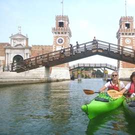 Venezia: tour in kayak delle gemme nascoste dei canali con guida certificata