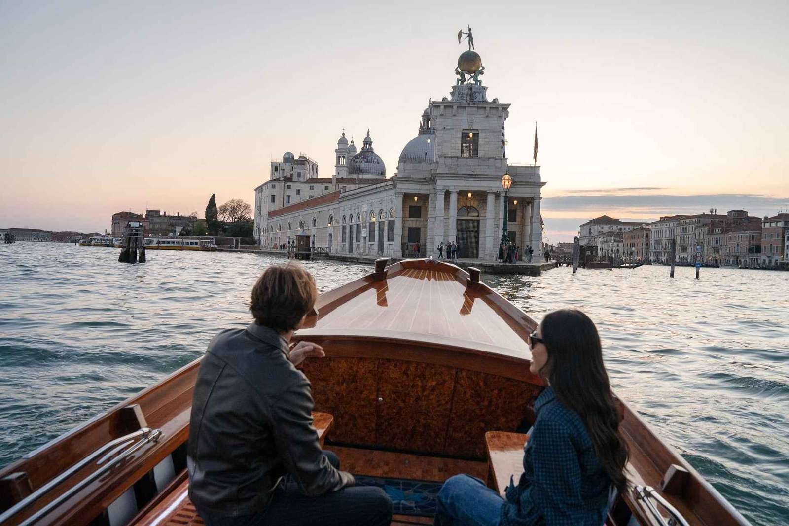 Tour privato romantico di Venezia con una barca storica