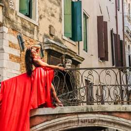 Servizio fotografico con abito volante a Venezia