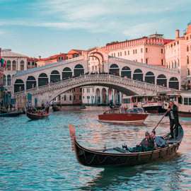 Giro in gondola privato con champagne a Venezia