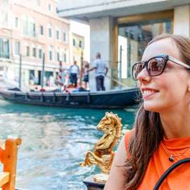 Giro in gondola a Venezia tra i canali di San Marco