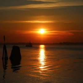 Crociera al tramonto nella laguna di Venezia in barca di legno