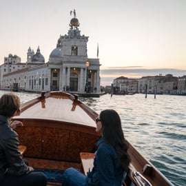 Tour privato romantico di Venezia con una barca storica